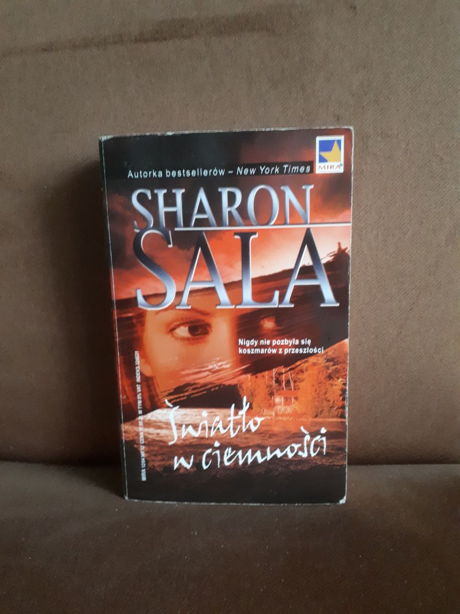 swiatlo w ciemnosci sala